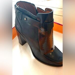 New Tory Burch navy bootie. Never worn, perfect condition.